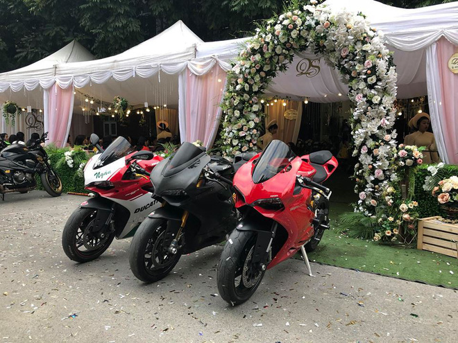 Đám hỏi đình đám tại Hải Phòng: 19 mâm quả, dàn xe sang và motor phân khối lớn hộ tống dài cả cây số Đám hỏi đình đám tại Hải Phòng: 19 mâm quả, dàn xe sang và motor phân khối lớn hộ tống dài cả cây số