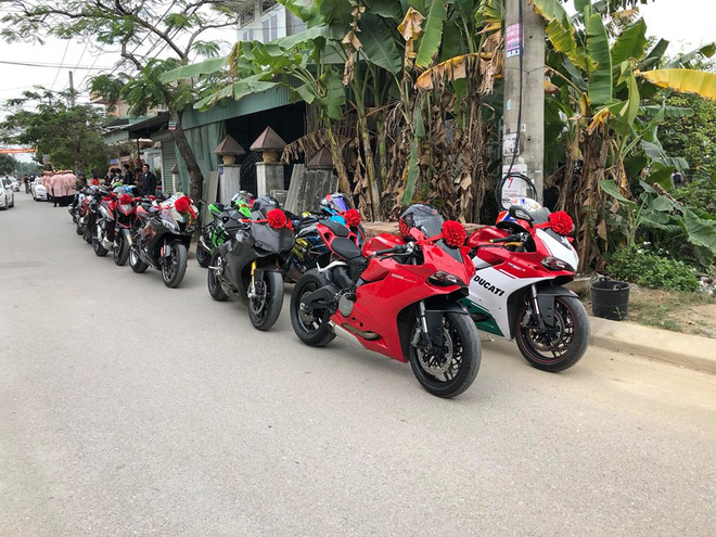 Đám hỏi đình đám tại Hải Phòng: 19 mâm quả, dàn xe sang và motor phân khối lớn hộ tống dài cả cây số Đám hỏi đình đám tại Hải Phòng: 19 mâm quả, dàn xe sang và motor phân khối lớn hộ tống dài cả cây số