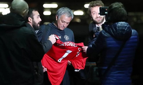 Mourinho bị lừa ký vào áo có tên Conte