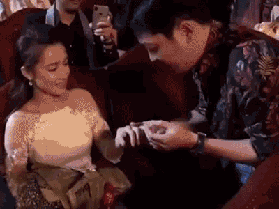 Phản ứng gượng gạo của Nhã Phương khi nhận lời cầu hôn từ Trường Giang đang được dân mạng bàn tán