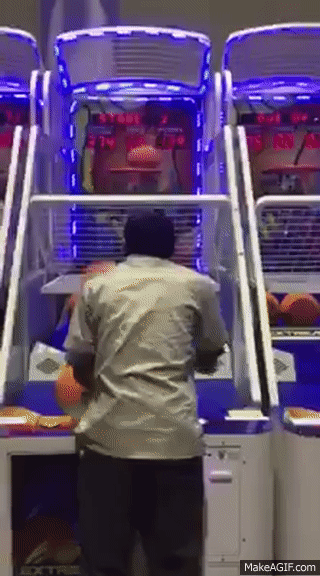 Bác trai lớn tuổi ném bóng rổ như hack khiến mọi người nghi ngờ là tuyển thủ quốc gia đang đóng thế