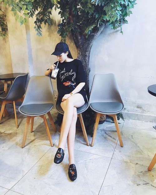 Phạm Hương, Kỳ Duyên đã cất giày cao vời vợi vào tủ… để tậu mốt giày Selena Gomez mê mẩn