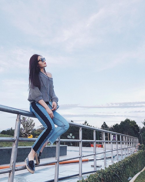 Phạm Hương, Kỳ Duyên đã cất giày cao vời vợi vào tủ… để tậu mốt giày Selena Gomez mê mẩn