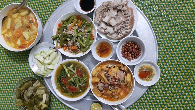 Than thở nấu cả mâm cơm thịnh soạn mà chồng chê, mẹ trẻ cứ tưởng được an ủi nào ngờ lại bị chê thêm Than thở nấu cả mâm cơm thịnh soạn mà chồng chê, mẹ trẻ cứ tưởng được an ủi nào ngờ lại bị chê thêm
