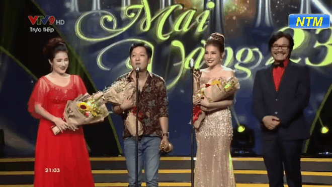 Cái lắc đầu của Nhã Phương và phản ứng của những người ngồi cạnh khi Trường Giang cầu hôn