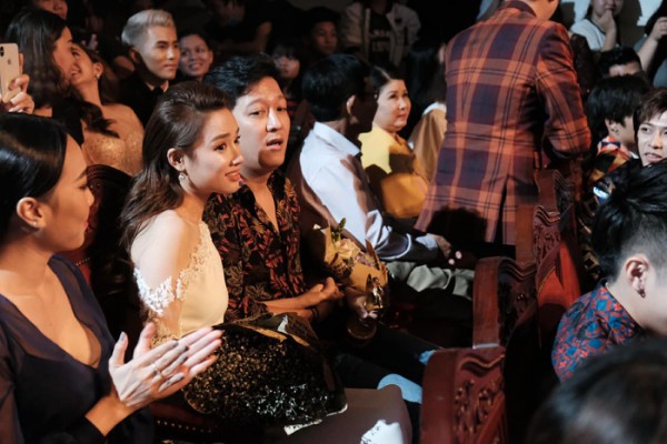 Cái lắc đầu của Nhã Phương và phản ứng của những người ngồi cạnh khi Trường Giang cầu hôn