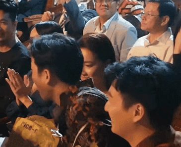 Cái lắc đầu của Nhã Phương và phản ứng của những người ngồi cạnh khi Trường Giang cầu hôn