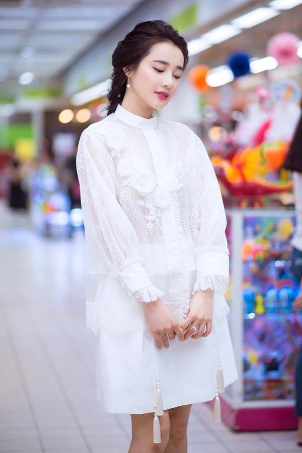 Nhã Phương chuộng phong cách dịu dàng trên thảm đỏ