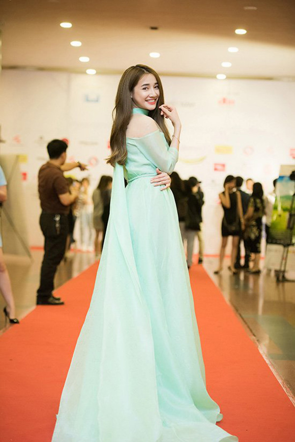 Nhã Phương chuộng phong cách dịu dàng trên thảm đỏ