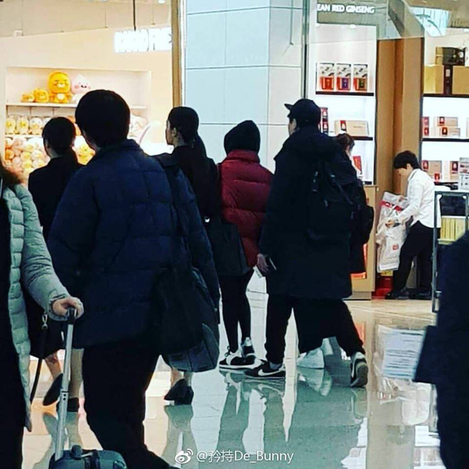 Vợ chồng son Song Joong Ki - Song Hye Kyo bên nhau không rời khi ở sân bay đi Paris Vợ chồng son Song Joong Ki - Song Hye Kyo bên nhau không rời khi ở sân bay đi Paris