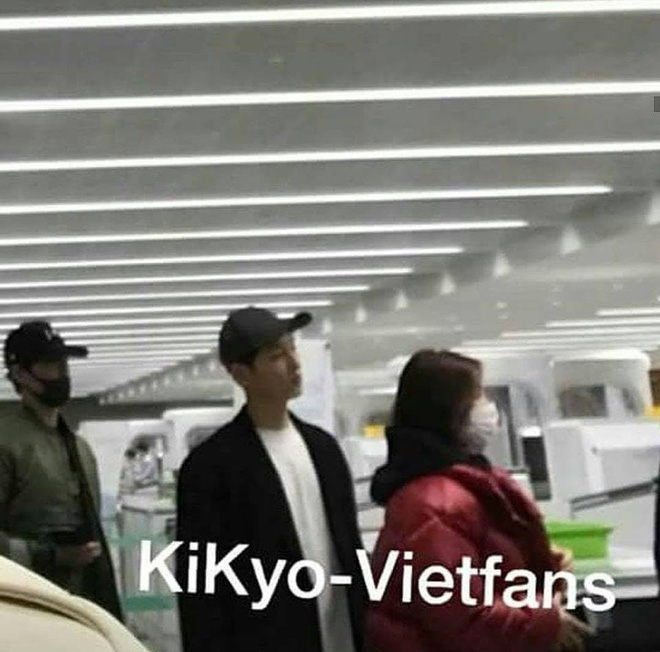Vợ chồng son Song Joong Ki - Song Hye Kyo bên nhau không rời khi ở sân bay đi Paris Vợ chồng son Song Joong Ki - Song Hye Kyo bên nhau không rời khi ở sân bay đi Paris