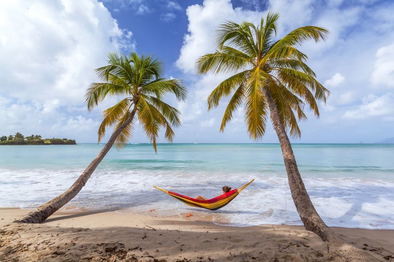 Đi tắm biển, cặp vợ chồng bị giun chui khắp người