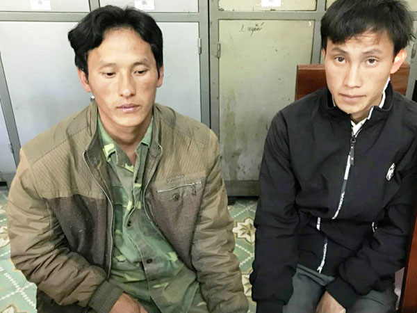 Ba cha con tấn công cảnh sát để giải cứu người thân