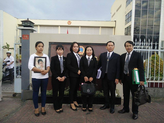 Vụ bé gái tự tử sau khi bị hiếp dâm: Bồi thường thiệt hại cho đứa bé bị xâm hại tự tử không bằng một chai rượu ngoại Vụ bé gái tự tử sau khi bị hiếp dâm: Bồi thường thiệt hại cho đứa bé bị xâm hại tự tử không bằng một chai rượu ngoại