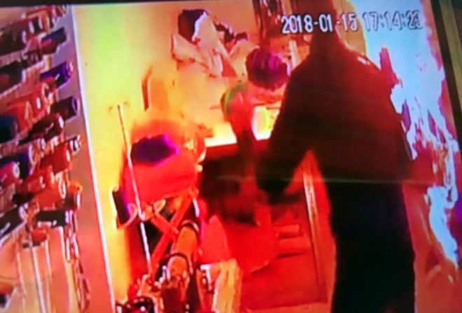 Nghi án nữ thợ may bị bạn trai ngoại quốc tưới xăng đốt