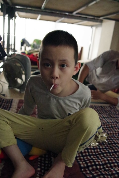 Hà Nội: Phát hiện bé trai khoảng 5 tuổi có dấu hiệu tự kỉ đi lạc