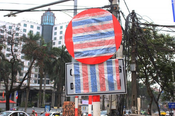 Vừa cắm biển thông báo xử lý các xe hợp đồng dưới 9 chỗ, Hà Nội vội vàng lấy túi ny long bịt kín