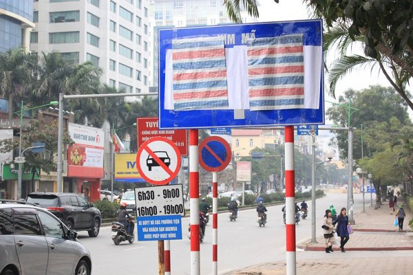 Vừa cắm biển thông báo xử lý các xe hợp đồng dưới 9 chỗ, Hà Nội vội vàng lấy túi ny long bịt kín