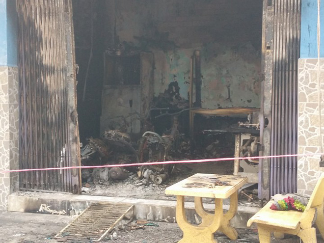 Cảnh sát giải cứu 2 người bị kẹt trong đám cháy ở Sài Gòn vào giữa đêm