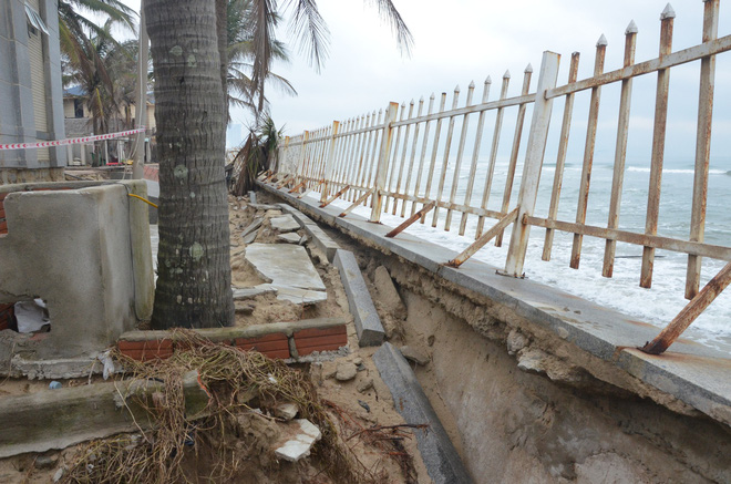 Chủ tịch Huỳnh Đức Thơ đi thị sát, chứng kiến bờ biển Đà Nẵng sạt lở kinh hoàng