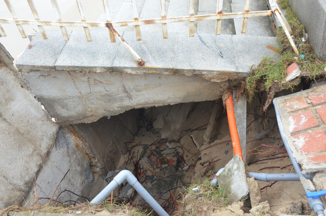 Chủ tịch Huỳnh Đức Thơ đi thị sát, chứng kiến bờ biển Đà Nẵng sạt lở kinh hoàng