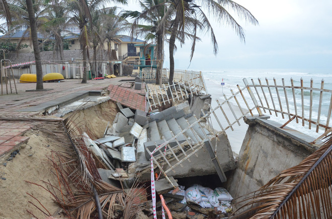 Chủ tịch Huỳnh Đức Thơ đi thị sát, chứng kiến bờ biển Đà Nẵng sạt lở kinh hoàng