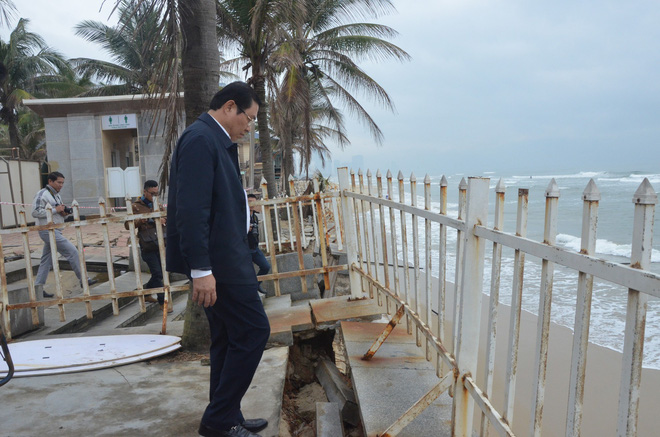 Chủ tịch Huỳnh Đức Thơ đi thị sát, chứng kiến bờ biển Đà Nẵng sạt lở kinh hoàng