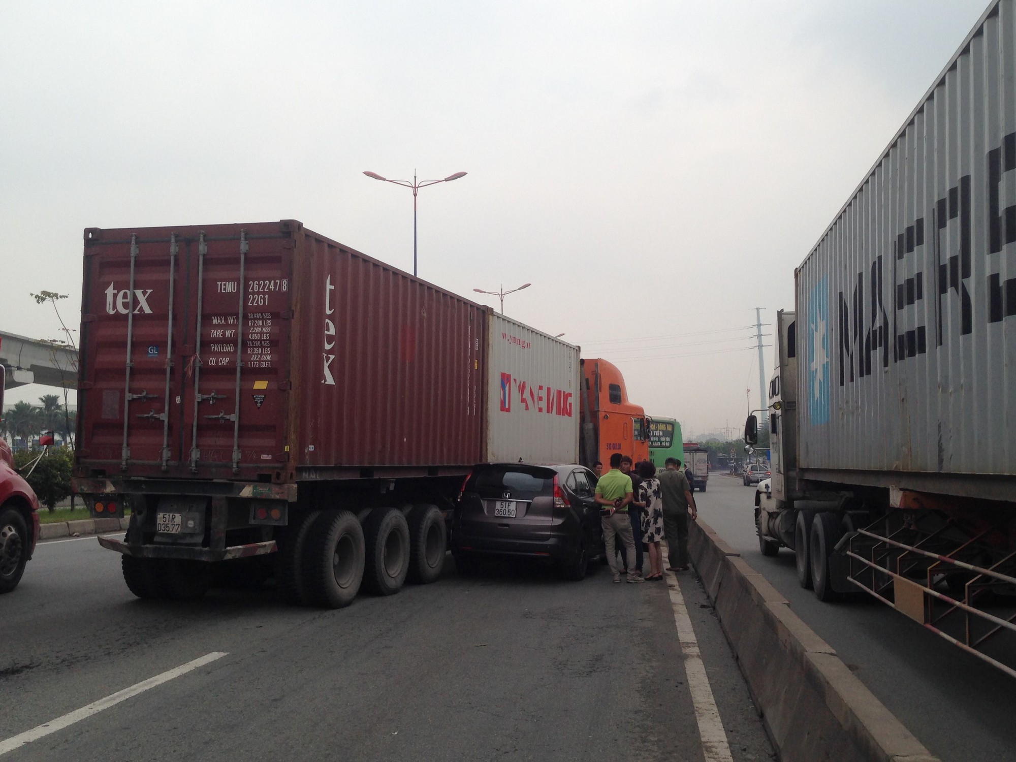 Nhiều hành khách hoảng sợ la hét vì va chạm liên hoàn giữa 5 xe, ùn ứ kéo dài trên xa lộ Hà Nội