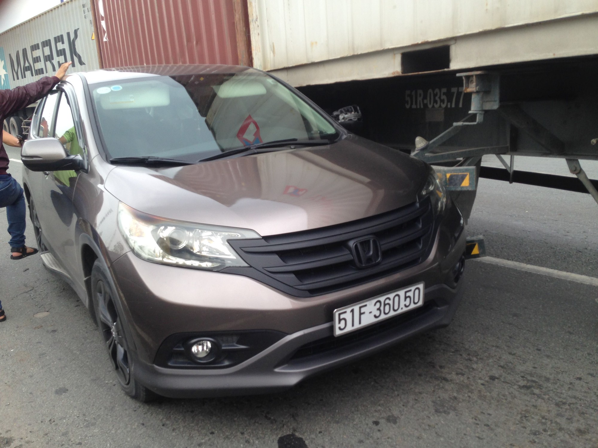 Nhiều hành khách hoảng sợ la hét vì va chạm liên hoàn giữa 5 xe, ùn ứ kéo dài trên xa lộ Hà Nội