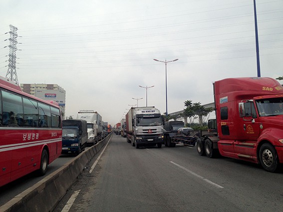 Nhiều hành khách hoảng sợ la hét vì va chạm liên hoàn giữa 5 xe, ùn ứ kéo dài trên xa lộ Hà Nội