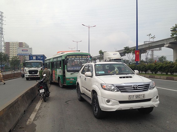 Nhiều hành khách hoảng sợ la hét vì va chạm liên hoàn giữa 5 xe, ùn ứ kéo dài trên xa lộ Hà Nội