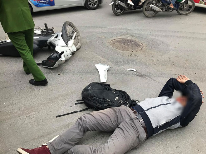 Hà Nội: Nam thanh niên đi xe máy thử độ cứng của Lexus LX570 và nằm bất động giữa đường ngay sau đó