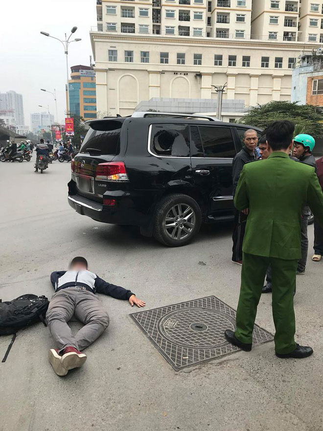 Hà Nội: Nam thanh niên đi xe máy thử độ cứng của Lexus LX570 và nằm bất động giữa đường ngay sau đó