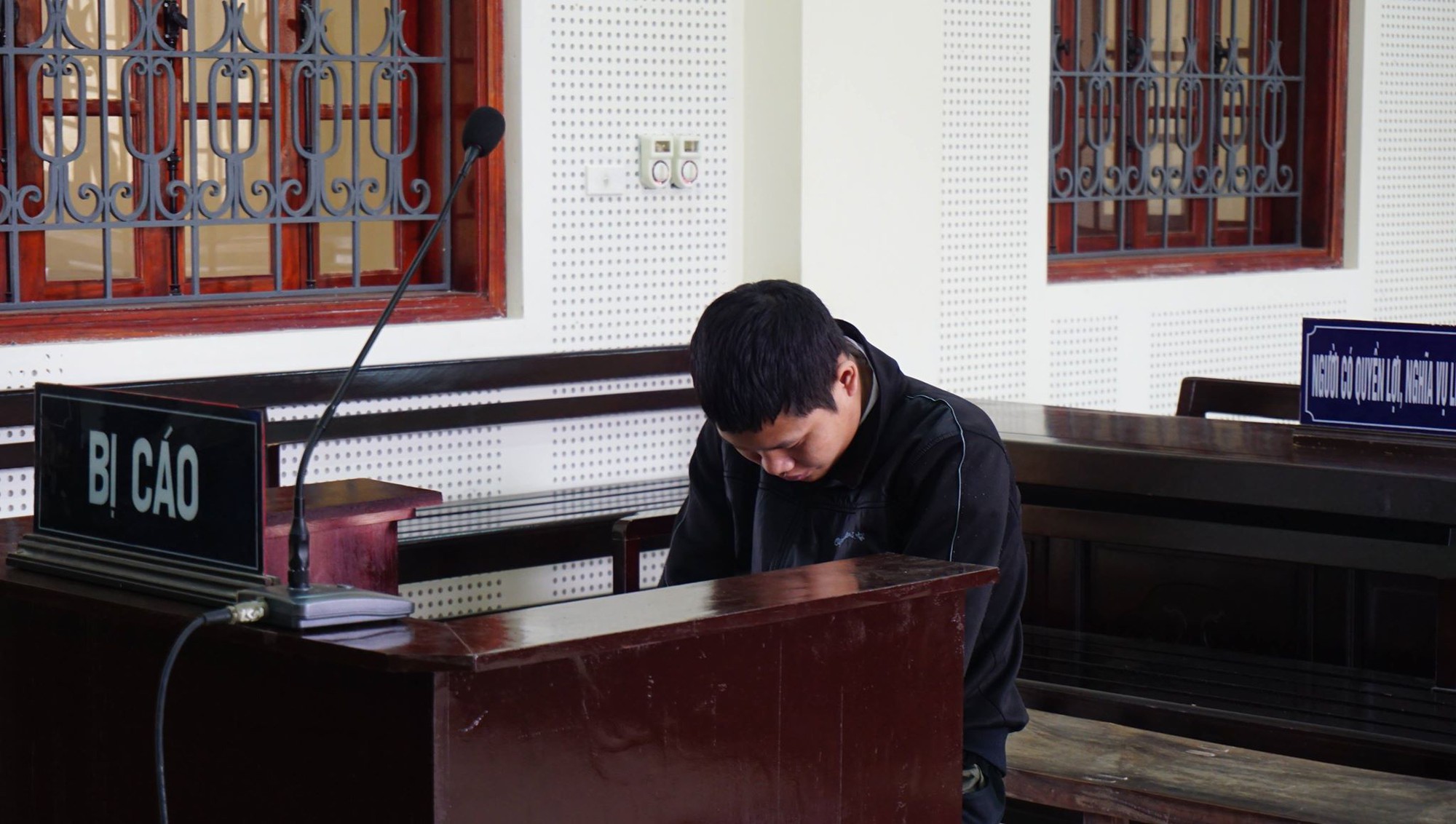 Muốn có tiền tổ chức cưới cho con trai, bố đưa con gái chưa đủ 16 bán sang Trung Quốc