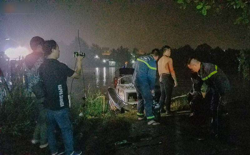 Chùm ảnh: Trắng đêm khắc phục sự cố sập cầu Long Kiển, nhiều phương tiện rơi xuống sông ở Sài Gòn