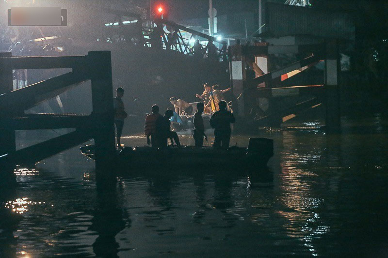 Chùm ảnh: Trắng đêm khắc phục sự cố sập cầu Long Kiển, nhiều phương tiện rơi xuống sông ở Sài Gòn