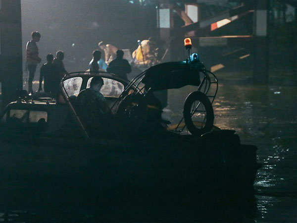 Chùm ảnh: Trắng đêm khắc phục sự cố sập cầu Long Kiển, nhiều phương tiện rơi xuống sông ở Sài Gòn