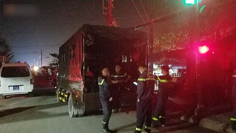 Chùm ảnh: Trắng đêm khắc phục sự cố sập cầu Long Kiển, nhiều phương tiện rơi xuống sông ở Sài Gòn