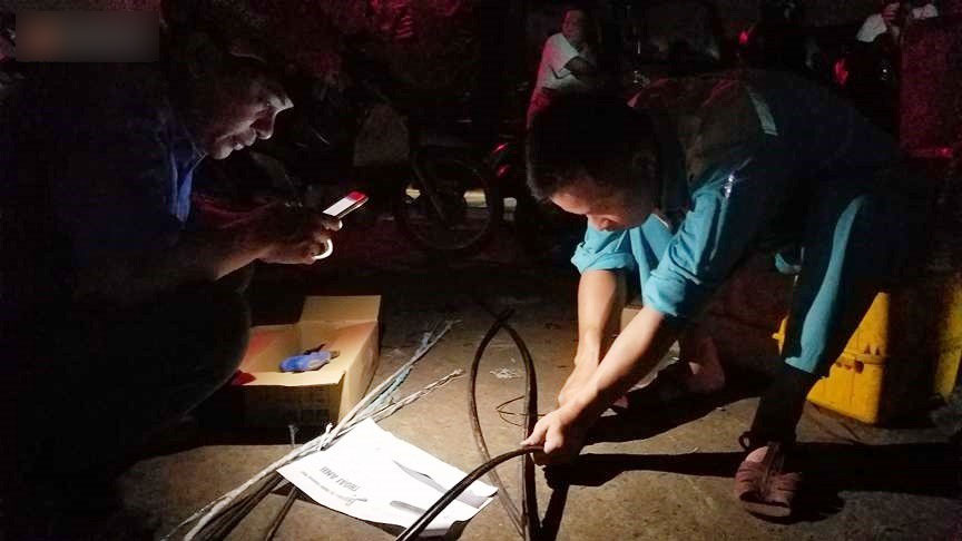 Chùm ảnh: Trắng đêm khắc phục sự cố sập cầu Long Kiển, nhiều phương tiện rơi xuống sông ở Sài Gòn