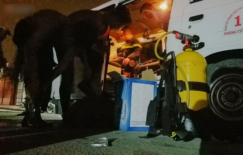 Chùm ảnh: Trắng đêm khắc phục sự cố sập cầu Long Kiển, nhiều phương tiện rơi xuống sông ở Sài Gòn