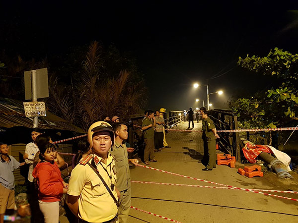 Hiện trường vụ sập cầu khiến ôtô, xe máy rơi xuống sông tại Sài Gòn