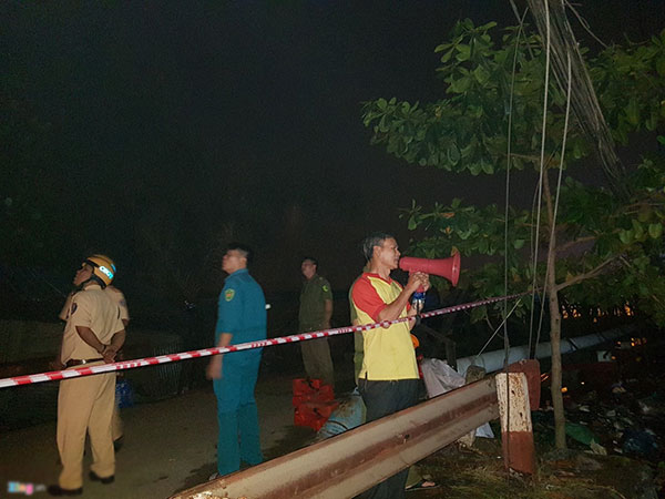 Hiện trường vụ sập cầu khiến ôtô, xe máy rơi xuống sông tại Sài Gòn