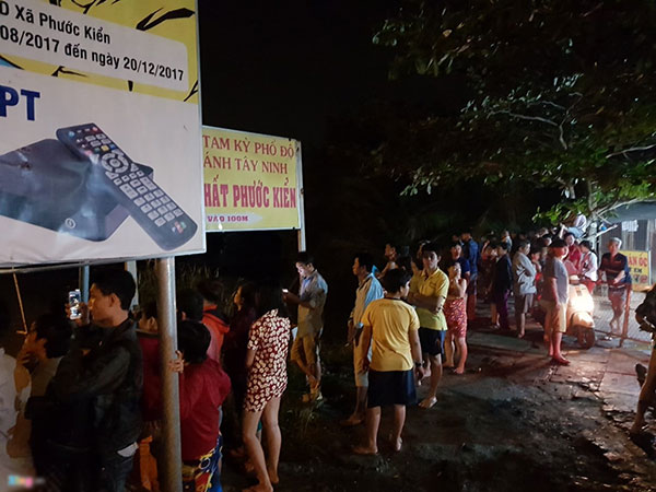 Hiện trường vụ sập cầu khiến ôtô, xe máy rơi xuống sông tại Sài Gòn