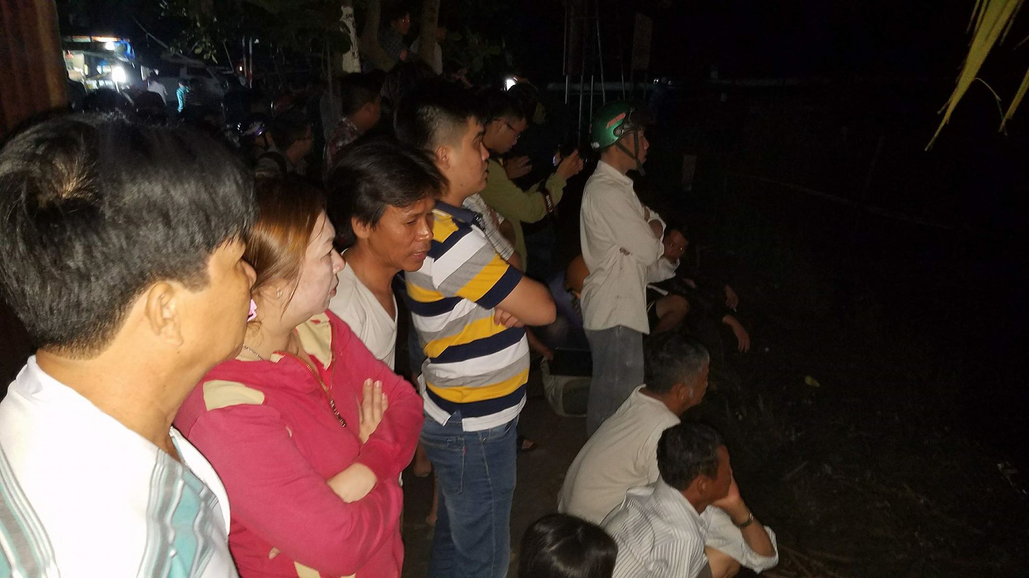 Nhân chứng vụ sập cầu ở Sài Gòn: Tài xế chỉ kịp kêu lên Cứu, cứu rồi chiếc xe tải chìm dần