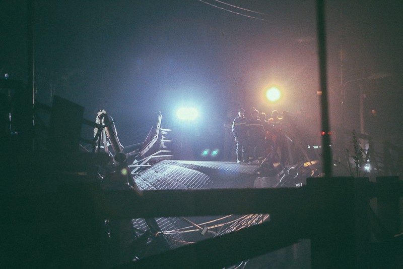 Nhân chứng vụ sập cầu ở Sài Gòn: Tài xế chỉ kịp kêu lên Cứu, cứu rồi chiếc xe tải chìm dần