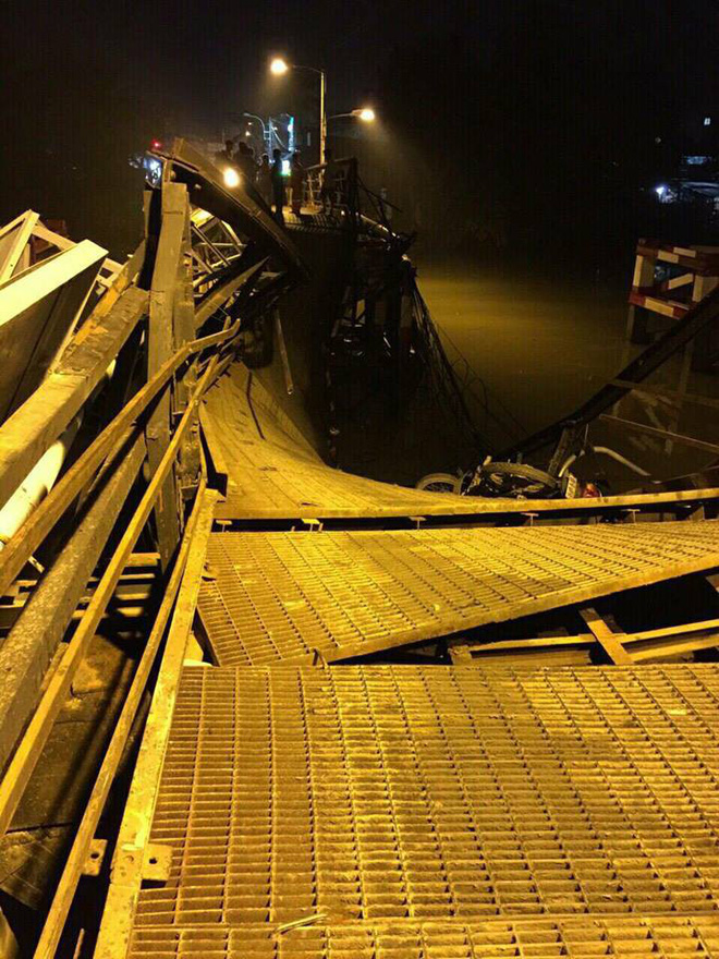 Nhân chứng vụ sập cầu ở Sài Gòn: Tài xế chỉ kịp kêu lên Cứu, cứu rồi chiếc xe tải chìm dần