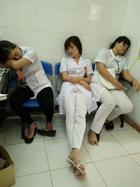 Sinh viên trường Y: Ăn tranh thủ, ngủ khẩn trương, ế là chuyện thường Sinh viên trường Y: Ăn tranh thủ, ngủ khẩn trương, ế là chuyện thường