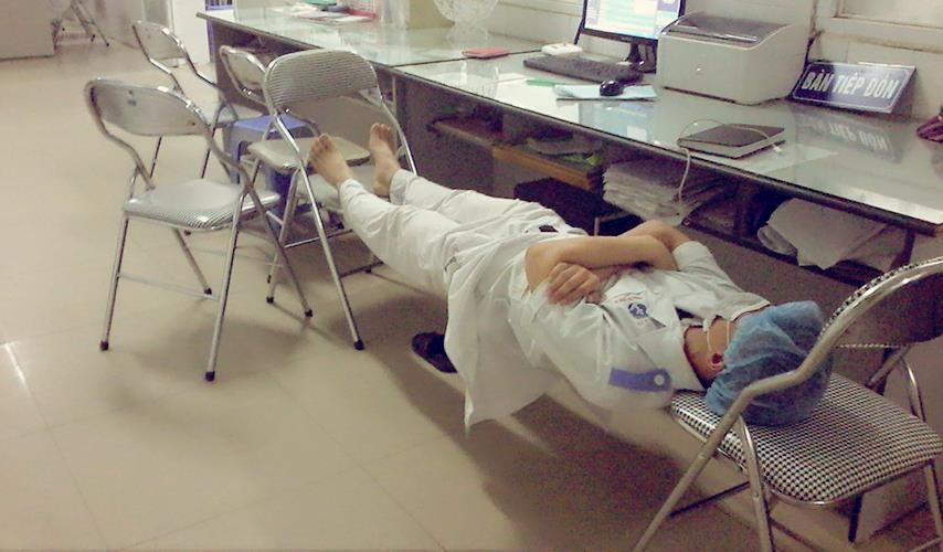Sinh viên trường Y: Ăn tranh thủ, ngủ khẩn trương, ế là chuyện thường