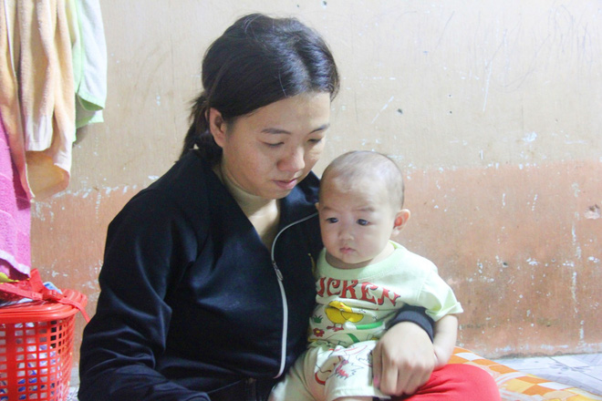 Chồng bỏ đi, người mẹ trẻ nuốt nước mắt nuôi hai con nhỏ dại, bệnh tật