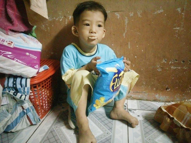 Chồng bỏ đi, người mẹ trẻ nuốt nước mắt nuôi hai con nhỏ dại, bệnh tật